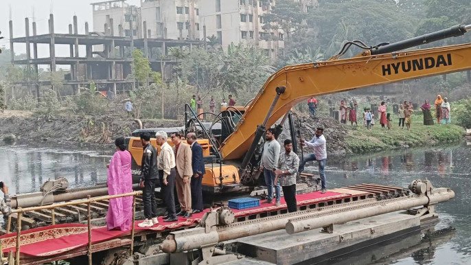 রোববার ঢাকার দুই সিটি করপোরেশের ৬টি খাল সংস্কারকাজ উদ্বোধন করেন তিন উপদেষ্টা। ছবি: আজকের পত্রিকা