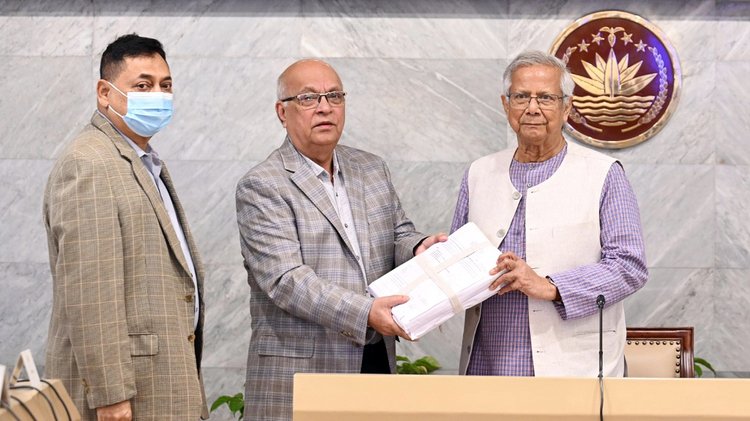 হযরত শাহজালাল আন্তর্জাতিক বিমানবন্দর কার্গো কমপ্লেক্সে সংঘটিত অগ্নিকাণ্ডের প্রতিবেদন গ্রহণ করেছেন প্রধান উপদেষ্টা ড. মুহাম্মদ ইউনূস। ছবি: প্রেস উইং