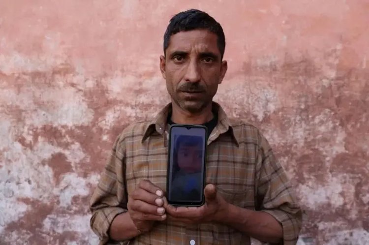 বিষাক্ত কাশির সিরাপের কারণে সন্তান হারান এক পিতা। ছবি: রয়টার্সের সৌজন্যে