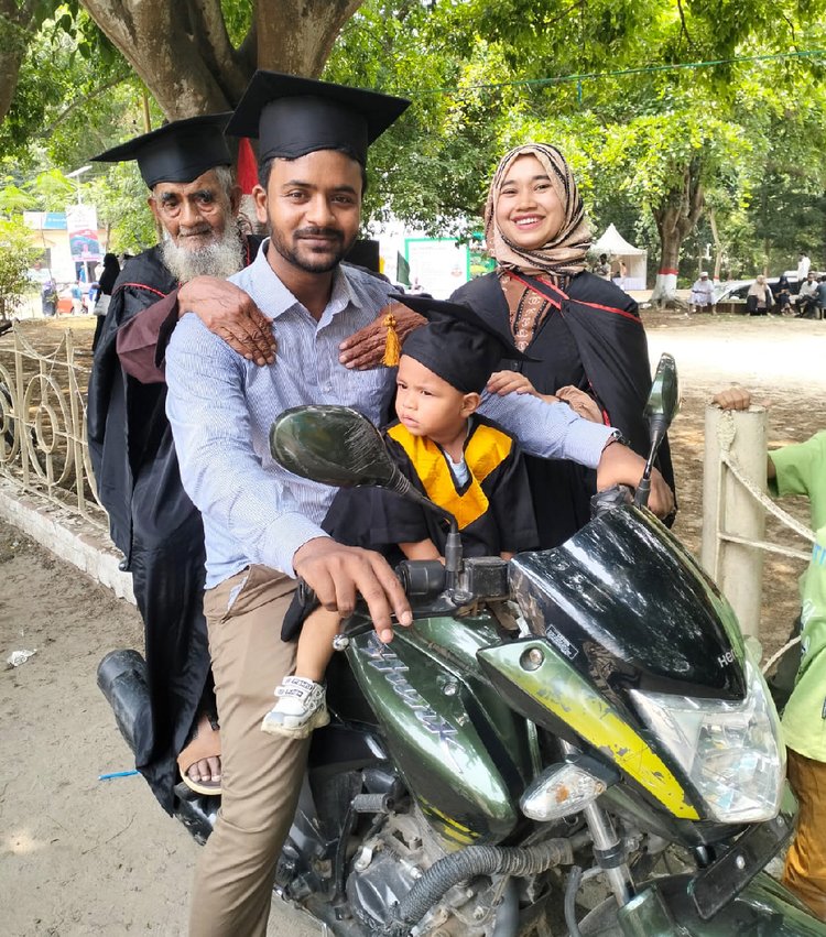 সমাবর্তনের জন্য পরিবার নিয়ে চট্টগ্রাম বিশ্ববিদ্যালয়ে সাবেক এক শিক্ষার্থী। ছবি: আজকের পত্রিকা