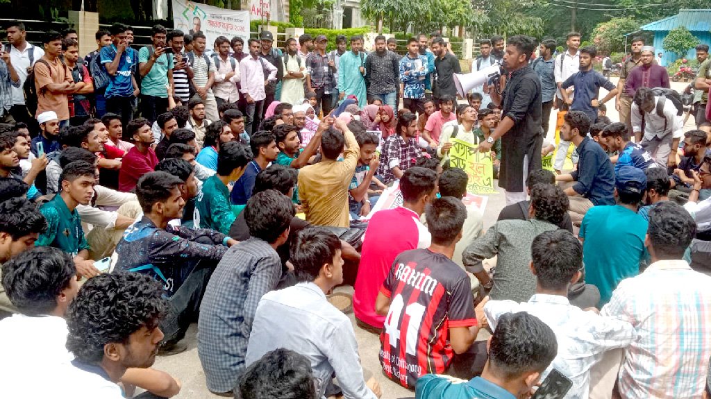 চবিতে শতভাগ আবাসনসহ ৫ দফা দাবিতে বিক্ষোভ, প্রশাসনিক ভবনে তালা
