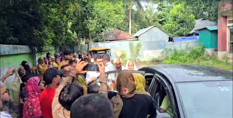 সংবর্ধনা শেষে মোটর শোভাযাত্রার মাধ্যমে শিক্ষিকাকে নিজ বাড়িতে পৌঁছে দেওয়া হয়। ছবি: আজকের পত্রিকা