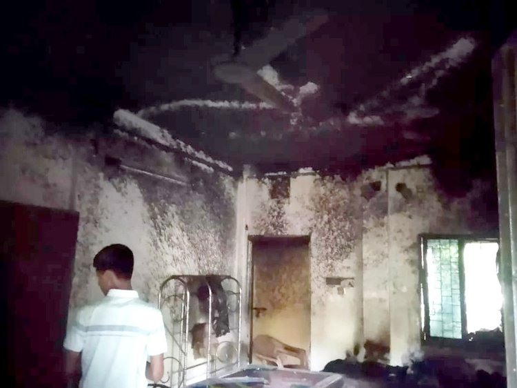 চৌদ্দগ্রামে সাবেক মহিলা ভাইস চেয়ারম্যানের বাড়ি ভাঙচুর ও অগ্নিসংযোগ। ছবি: আজকের পত্রিকা