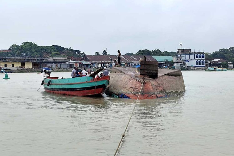 ডুবে যাওয়া কার্গোটি টেনে নেওয়া হচ্ছে। ছবি: আজকের পত্রিকা