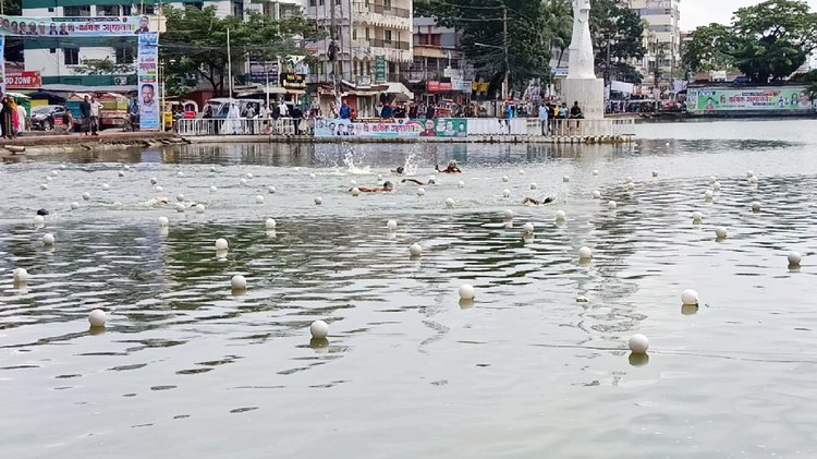 সাঁতার কাটছে প্রতিযোগীরা। ছবি: আজকের পত্রিকা