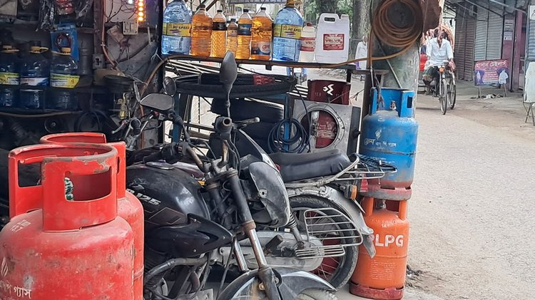 চাঁদপুর সদরের ফরক্কাবাদ বাজারে একই দোকানে বিক্রি হচ্ছে গ্যাস সিলিন্ডার ও জ্বালানি তেল। ছবি: আজকের পত্রিকা।