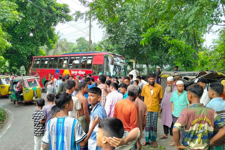 দুর্ঘটনার পর স্থানীয় লোকজন সড়কে যানবাহন চলাচল বন্ধ করে দেয়। পরে পুলিশ ঘটনাস্থলে গিয়ে পরিস্থিতি নিয়ন্ত্রণে আনে। ছবি: আজকের পত্রিকা