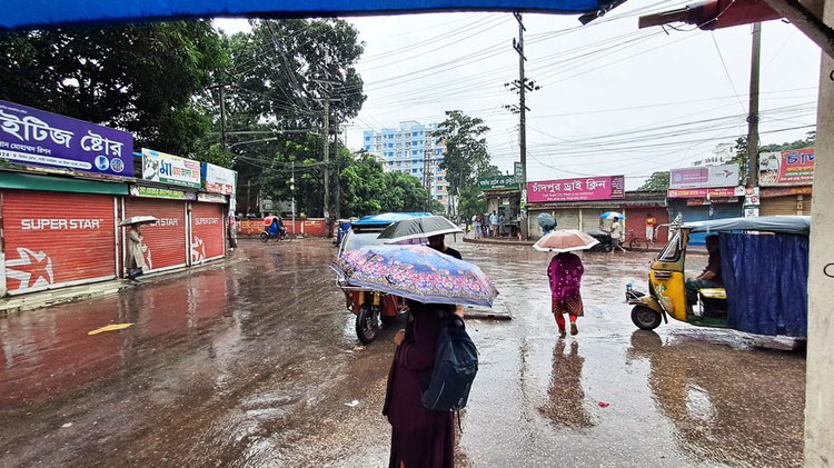 টানা বৃষ্টিতে চাঁদপুর শহর ও আশপাশের এলাকায় দেখা দিয়েছে জলাবদ্ধতা। ভোগান্তিতে পড়েছে শিক্ষার্থী, কর্মজীবী মানুষ ও নিম্নাঞ্চলের বাসিন্দারা। ছবি: আজকের পত্রিকা
