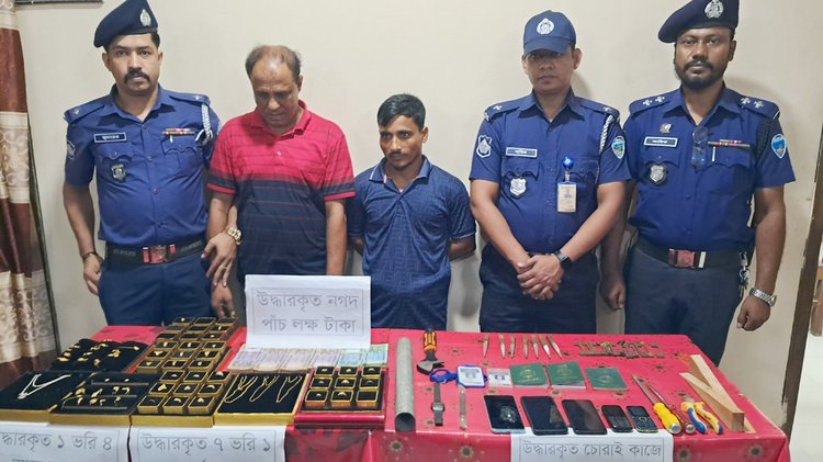 চাঁদপুরের ফরিদগঞ্জে গ্রেপ্তার দুই আসামি ও উদ্ধার করা সরঞ্জাম। ছবি: আজকের পত্রিকা