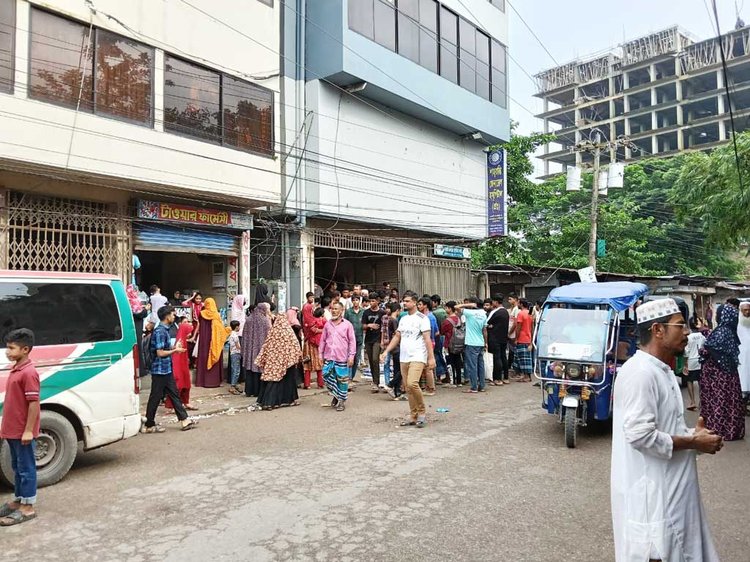 চাঁদপুরের শাহরাস্তিতে ভুল চিকিৎসায় রোগী মৃত্যুর অভিযোগে একটি বেসরকারি হাসপাতালে ভাঙচুর। ছবি: আজকের পত্রিকা