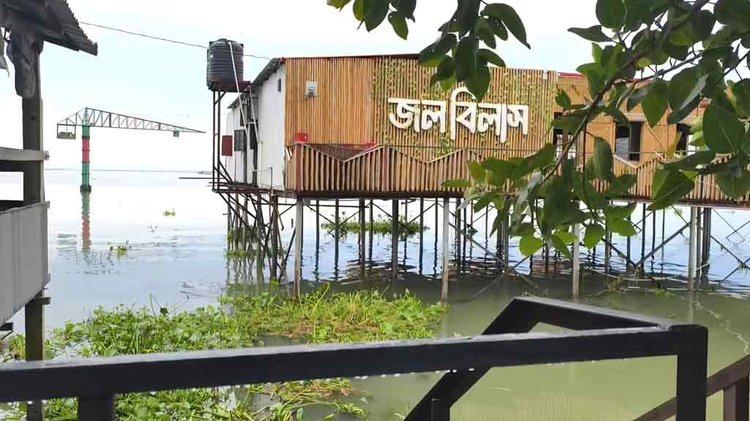 আজ দুপুরে ষাটনল লঞ্চঘাট এলাকায় মেঘনা নদীর তীরে গড়ে ওঠা ‘জলবিলাস’ ও নির্মাণাধীন ‘হাওয়া বদল’ হোটেলের কার্যক্রম বন্ধ করা হয়। ছবি: আজকের পত্রিকা