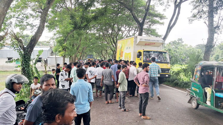 সড়ক দুর্ঘটনায় দুমড়ে মুচড়ে যাওয়া সিএনজি চালিত অটোরিকশা। ছবি: আজকের পত্রিকা