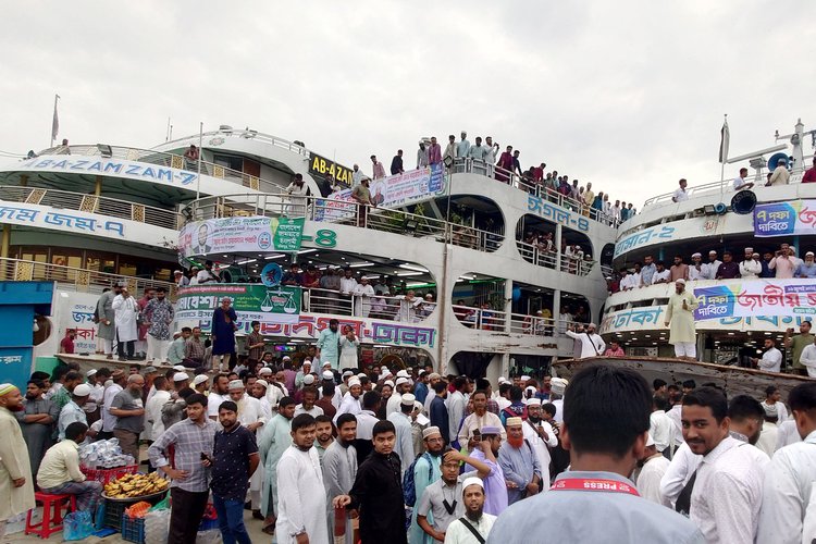 আজ ভোর সাড়ে ৬টায় চাঁদপুর লঞ্চঘাট থেকে ছেড়ে যায় দুটি বিলাসবহুল লঞ্চ। ছবি: আজকের পত্রিকা