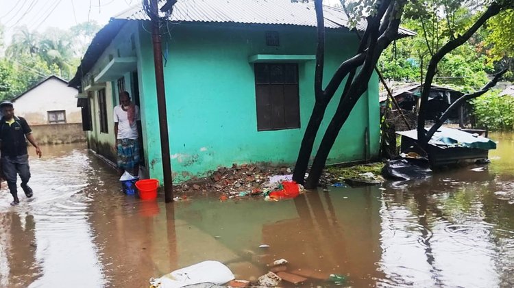টানা বৃষ্টিতে চাঁদপুর শহর ও আশপাশের এলাকায় দেখা দিয়েছে জলাবদ্ধতা। ভোগান্তিতে পড়েছে শিক্ষার্থী, কর্মজীবী মানুষ ও নিম্নাঞ্চলের বাসিন্দারা। ছবি: আজকের পত্রিকা
