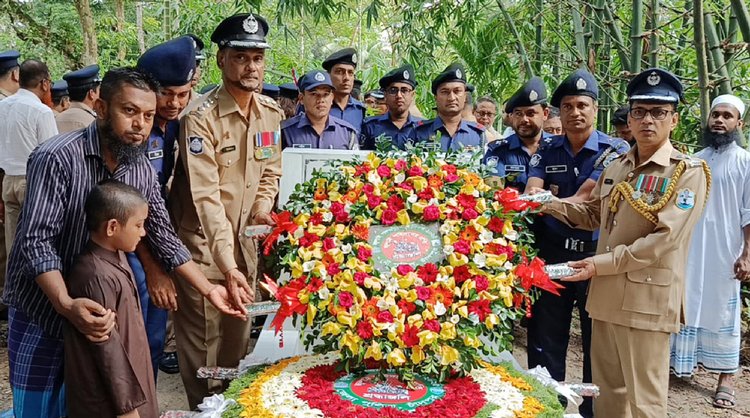 শহীদ হাফেজ সাজ্জাদ হোসেন সাব্বিরের কবরে পুষ্পস্তবক অর্পনের মাধ্যমে শ্রদ্ধা জানান নৌ পুলিশ চাঁদপুর  অঞ্চলের পুলিশ সুপার সৈয়দ মোশফিকুর রহমানসহ কর্মকর্তারা। ছবি: আজকের পত্রিকা