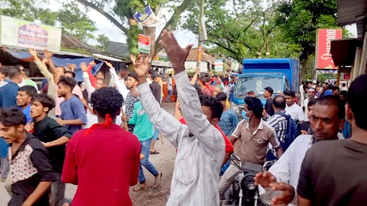 চাঁদপুরের কচুয়ায় বিএনপির এক পক্ষের গণমিছিলে অপর পক্ষ হামলা চালায়। ছবি: আজকের পত্রিকা