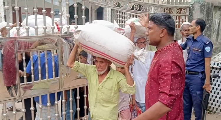 চাঁদপুর সদর উপজেলার লক্ষ্মীপুর মডেল ইউনিয়ন পরিষদে আজ সোমবার দুপুরে জেলেদের মধ্যে চাল বিতরণ করা হয়। ছবি: আজকের পত্রিকা