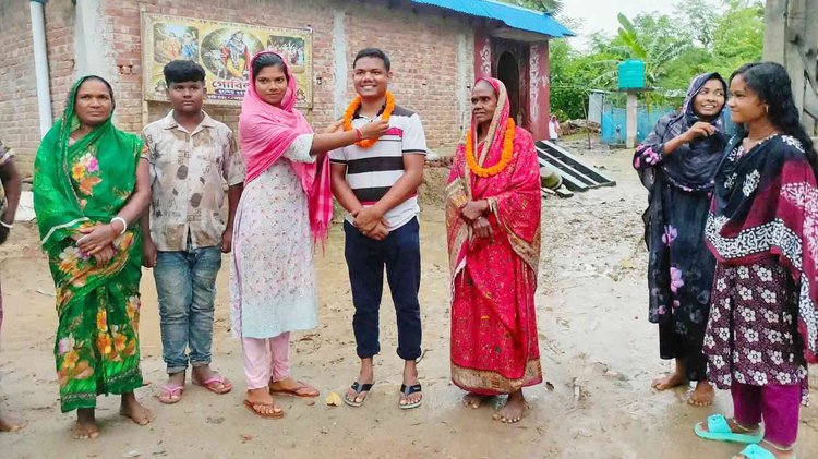 কাজল পাঁড়ে সহকারী জজ হিসেবে সুপারিশপ্রাপ্ত হওয়ায় গ্রামের মানুষ, স্বজন ও শিক্ষার্থীরা তাঁকে ফুলের মালা দিয়ে বরণ করে নেন। ছবি: আজকের পত্রিকা