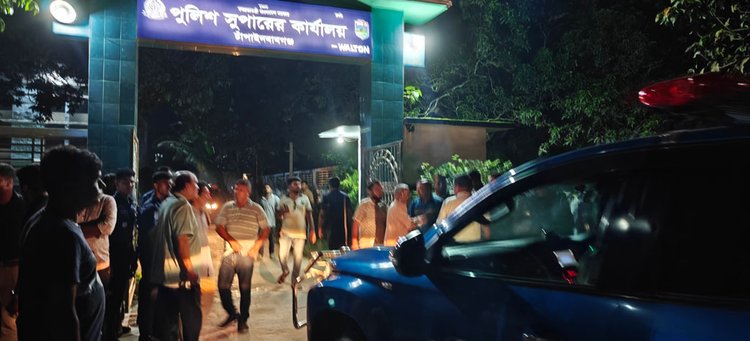গতকাল রাতে পুলিশ সুপারের কার্যালয়ের সামনে অবস্থান নিয়ে প্রায় এক ঘণ্টা পুলিশ সদস্যদের অবরুদ্ধ করে রাখেন ছাত্রদলের নেতাকর্মীরা। ছবি: আজকের পত্রিকা