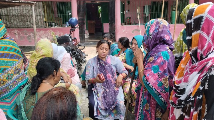 গাইবান্ধা পৌর শহরের মধ্যপাড়ায় ধ্রুবব্রতের বাড়িতে জড়ো হওয়া শোকার্ত নারীরা। ছবি: আজকের পত্রিকা