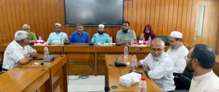 আজ বুধবার জরুরি সভা শেষে সাংবাদিক সম্মেলন করে কুয়েটের শিক্ষক সমিতি। ছবি: আজকের পত্রিকা