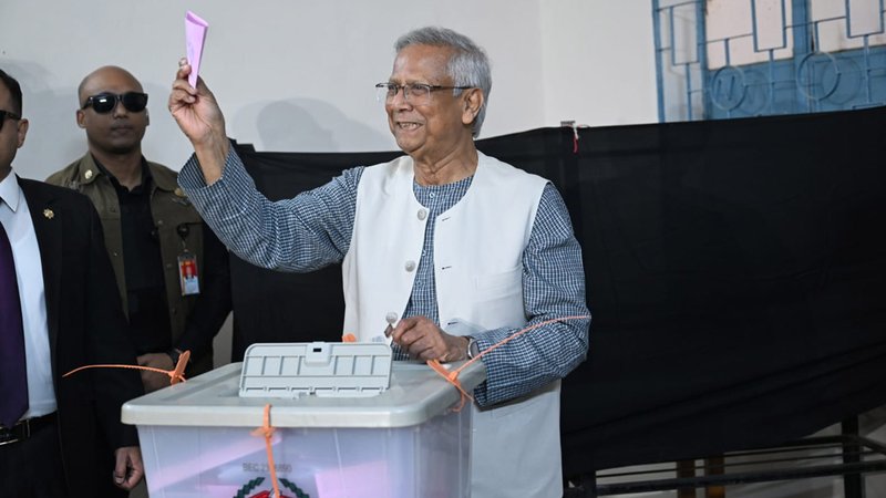 গুলশান কেন্দ্রে ভোট দিলেন প্রধান উপদেষ্টা