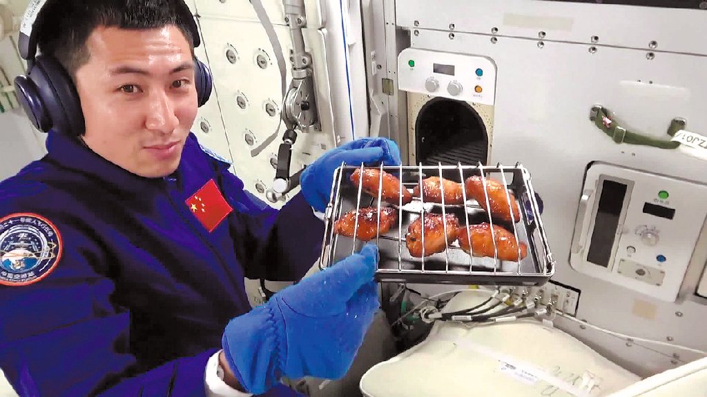 মহাকাশে বিশেষ চুলায় রান্নাবান্না, বারবিকিউ পার্টি করলেন চীনা নভোচারীরা