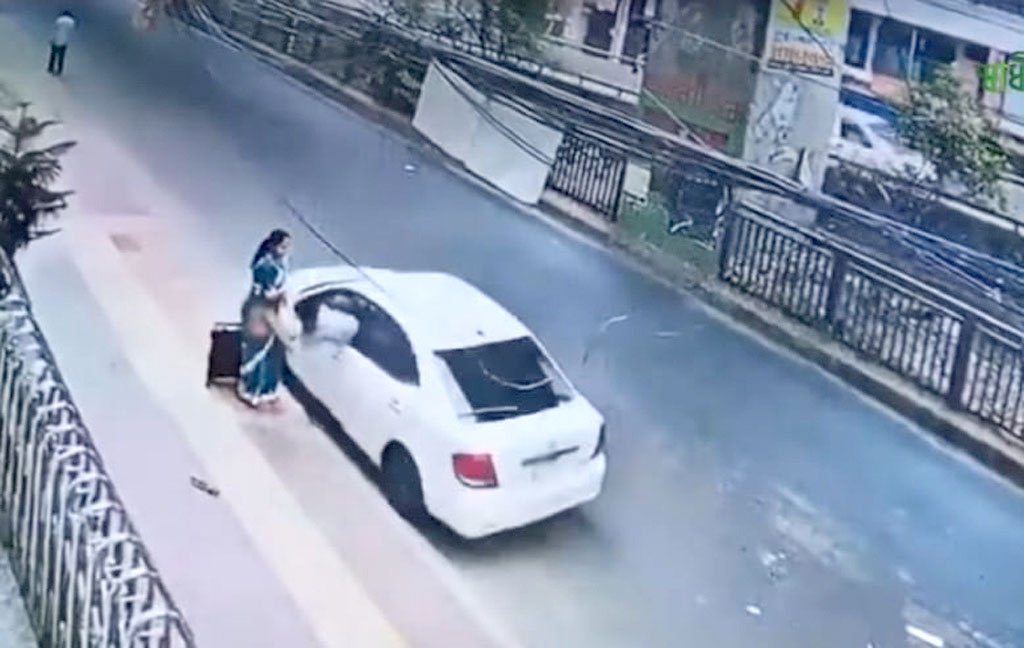 সিদ্ধেশ্বরীতে শিক্ষিকার ব্যাগ ছিনতাইয়ের ঘটনায় মামলা হয়নি, গাড়িটি খুঁজছে পুলিশ