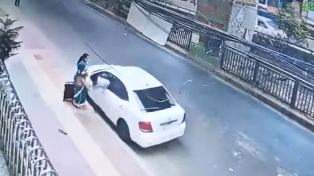 চলন্ত গাড়ি থেকে ছোঁ মেরে হাতব্যাগ ছিনতাই: সেই চক্রকে গাড়িসহ ধরল পিবিআই
