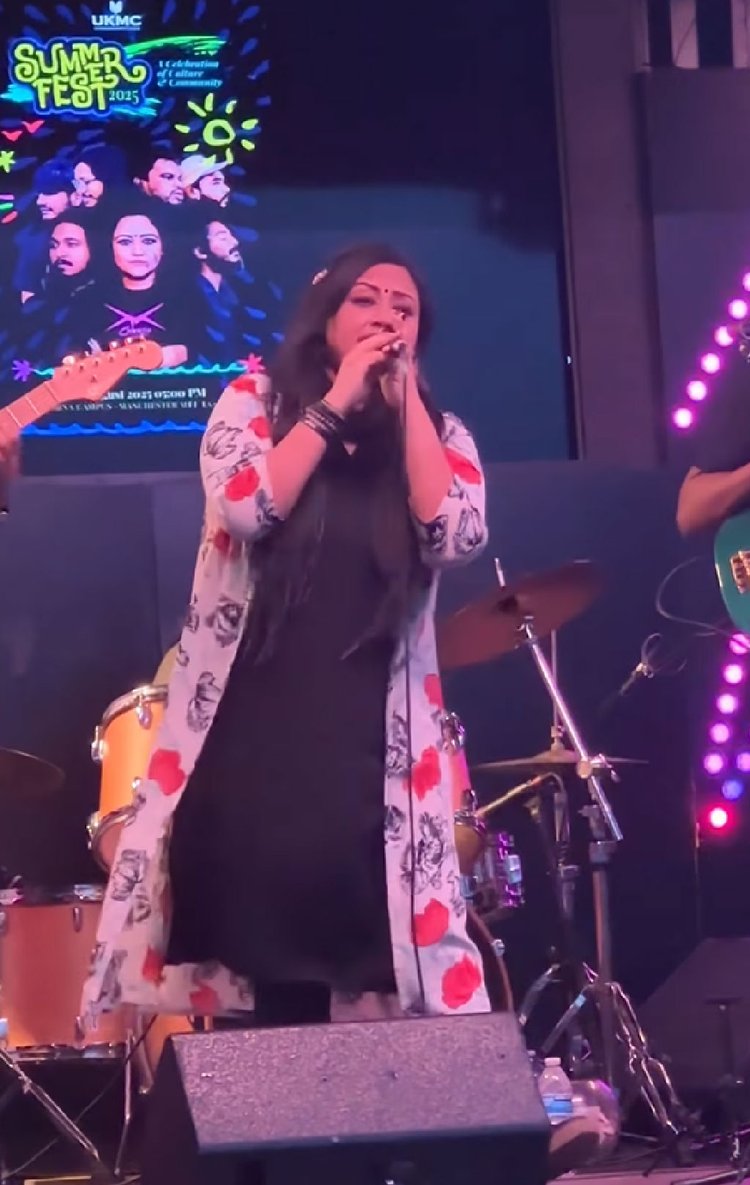 ‘সামারফেস্ট ২০২৫’ অনুষ্ঠানে গাইছেন সুমি। ছবি: সংগৃহীত
