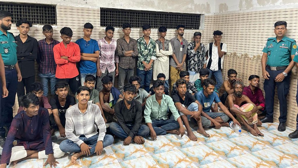 এডিসিকে ছুরিকাঘাতের পর কারওয়ান বাজারে ৩০ জন গ্রেপ্তার