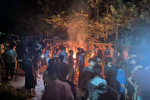 চট্টগ্রাম বিশ্ববিদ্যালয় এলাকায় শিক্ষার্থী ও স্থানীয়দের মধ্যে সংঘর্ষ, আহত অনেকে