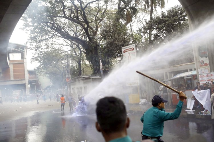পুলিশ জলকামান ও টিয়ারগ্যাস ছুড়লে ছত্রভঙ্গ হয়ে পড়েন আউটসোর্সিং কর্মচারী। ছবি: আজকের পত্রিকা