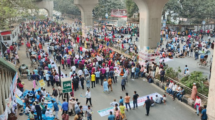 পুলিশ জলকামান ও টিয়ারগ্যাস ছুড়লে ছত্রভঙ্গ হয়ে পড়েন আউটসোর্সিং কর্মচারী। ছবি: আজকের পত্রিকা