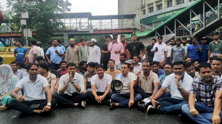 শাহবাগ মোড়ে ছাত্রদলের অবস্থান। ছবি: আজকের পত্রিকা।