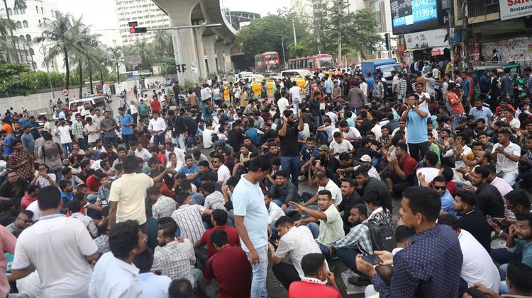 শাহবাগ মোড়ে ছাত্রদলের অবস্থান। ছবি: আজকের পত্রিকা।