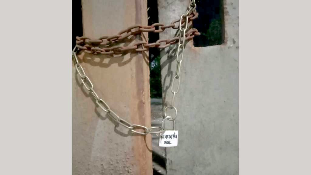 গভীর রাতে ঢাবির পাঁচ ভবনে তালা, ওপরে লেখা ‘লকডাউন বিএসএল’