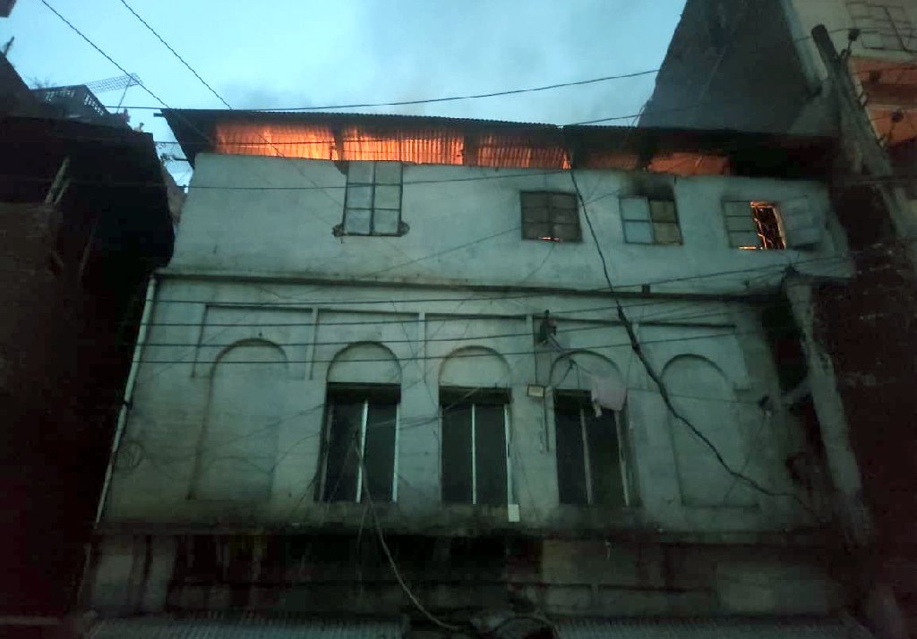 রাজধানীর চকবাজারে আবাসিক ভবনে আগুন