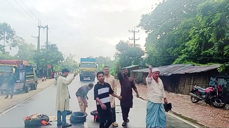 কক্সবাজারের চকরিয়ায় মহাসড়কের দুটি পয়েন্টে যুবলীগ ও ছাত্রলীগের বিক্ষোভ। ছবি: সংগৃহীত