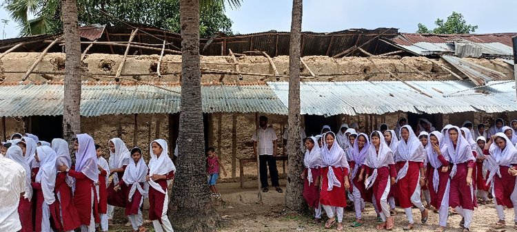 কালবৈশাখী ঝড়ে নাসিরাবাদ দুলাহার উচ্চবিদ্যালয়ের দুটি ঘরের টিনের চালা উড়ে গেছে। ছবি: আজকের পত্রিকা