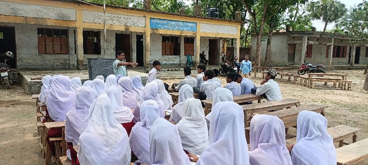নাসিরাবাদ দুলাহার উচ্চবিদ্যালয়ে আজ সোমবার খোলা আকাশের নিচে ক্লাস করে শিক্ষার্থীরা। ছবি: আজকের পত্রিকা
