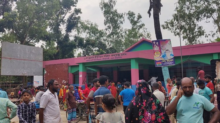 ভিডব্লিউবি কর্মসূচির চাল সহায়তার স্লিপ হাতে এক উপকারভোগীর স্বামী। ছবি: আজকের পত্রিকা