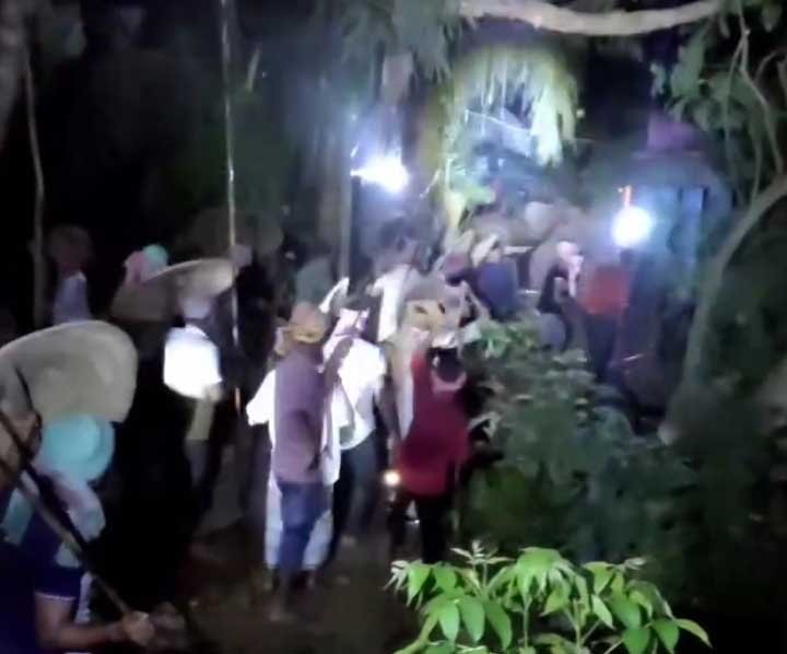 অন্ধকারে টর্চ জ্বালিয়ে তিন ঘণ্টা মারামারি করে দুই পক্ষ। ছবি: স্ক্রিনশট