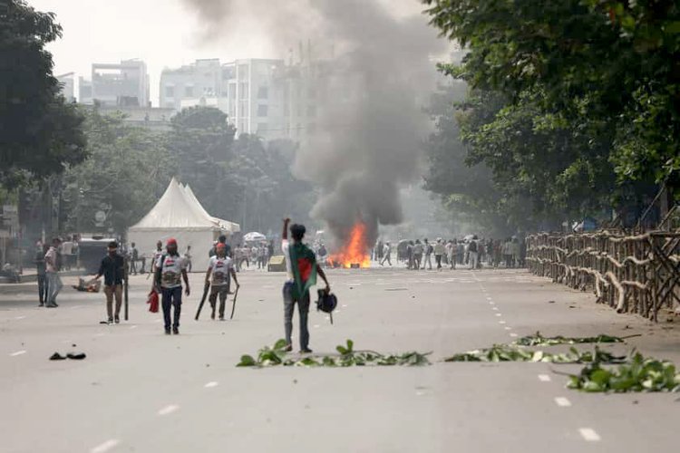 মানিক মিয়া অ্যাভিনিউয়ে একটি অস্থায়ী তাঁবুতে আগুন দেয় বিক্ষোভকারীরা। ছবি: আজকের পত্রিকা