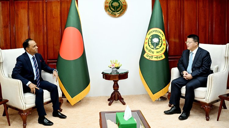 জাতীয় সংসদ ভবনে ডেপুটি স্পিকার ব্যারিস্টার কায়সার কামালের সঙ্গে সৌজন্য সাক্ষাৎ করেন চীনা রাষ্ট্রদূত ইয়াও ওয়েন। ছবি: সংগৃহীত
