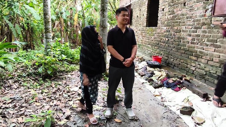 মাদারীপুরে এসে কলেজছাত্রী সুমাইয়া আক্তারকে বিয়ে করেছেন চীনা যুবক সিতিয়ান জিং। ছবি: আজকের পত্রিকা