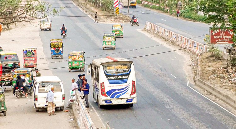 কুমিল্লা মহানগরের পদুয়ার বাজার-কোটবাড়ী এলাকায় ঢাকা-চট্টগ্রাম মহাসড়কে অবাধে চলছে নিষিদ্ধ যানবাহন। ছবি: আজকের পত্রিকা