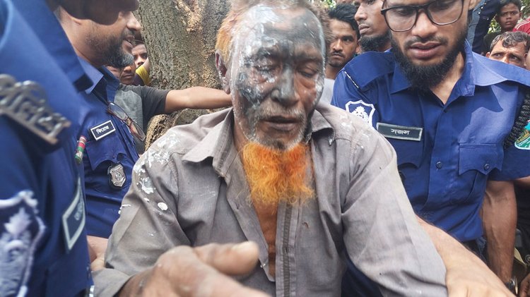 অভিযুক্ত বৃদ্ধের মুখে চুনকালি দেয় এলাকাবাসী। ছবি: আজকের পত্রিকা