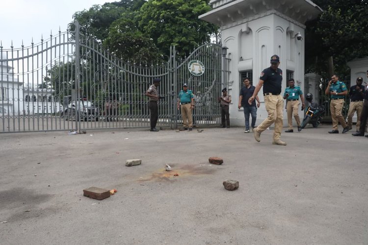 আজ মঙ্গলবার দুপুর ১টা ১৮ মিনিটে সুপ্রিম কোর্টে প্রধান বিচারপতি ও অন্য বিচারপতিদের প্রবেশের পথের সামনে ককটেল বিস্ফোরণ হয়। ছবি: আজকের পত্রিকা
