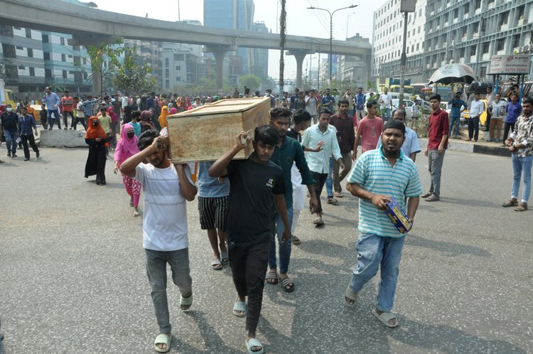 সহকর্মীর লাশের কফিন নিয়ে বিক্ষোভ করছেন পোশাকশ্রমিকেরা। ছবি: আজকের পত্রিকা